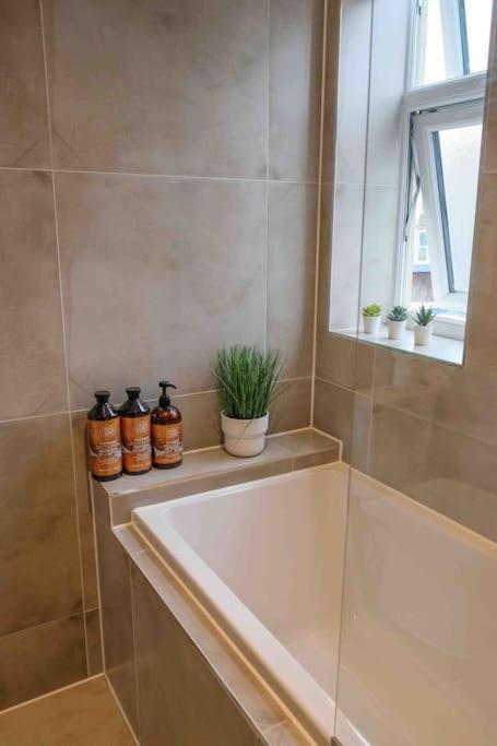Garden Of Eden 1 Bedroom Flat In Fishponds ブリストル エクステリア 写真