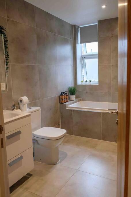Garden Of Eden 1 Bedroom Flat In Fishponds ブリストル エクステリア 写真